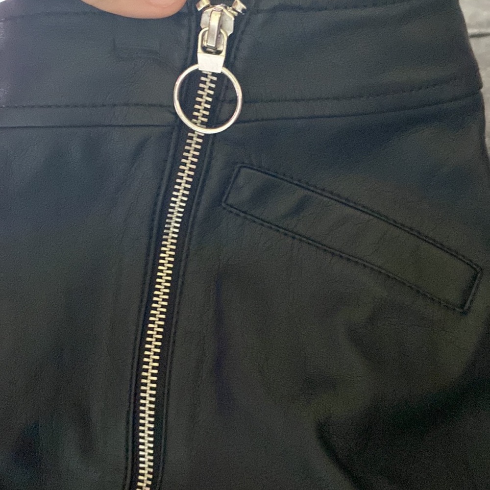 Like new faux leather mini skirt size 8 - Picture 5 of 5